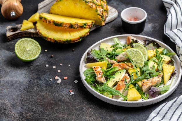 Ensalada de pollo con piña y aguacate