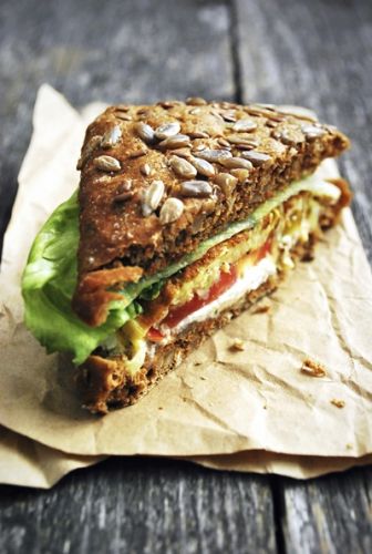 Sandwich de pavo con mermelada de arándanos