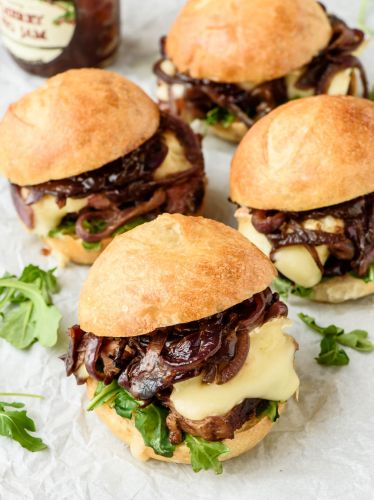 Mini sandwiches con queso Brie, cebollas caramelizadas y mermelada de arándanos