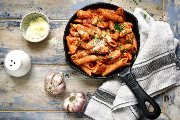 Sartenada de pasta y pollo en salsa arrabiata