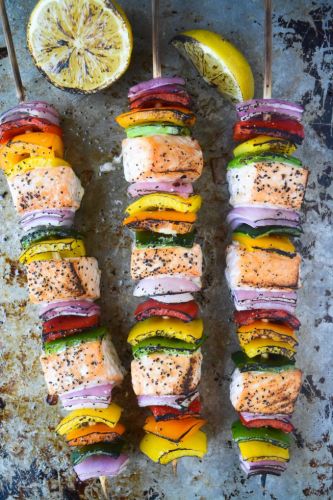 Brochette multicolores de salmón