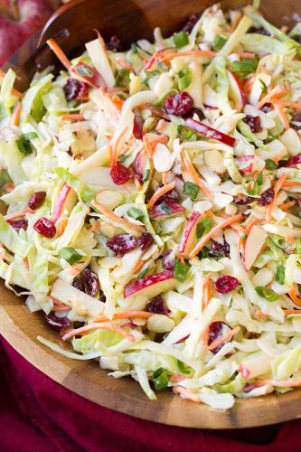 Ensalada de col, manzana, arándanos y almendras