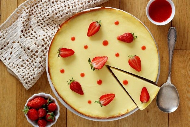 Tarta de queso con puré de fresas