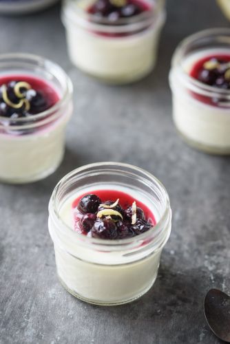 Panna cotta con frutos rojos