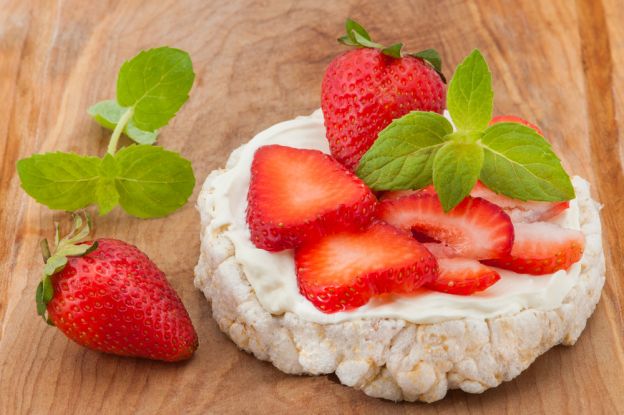 Tostada de sarraceno con queso y fresas