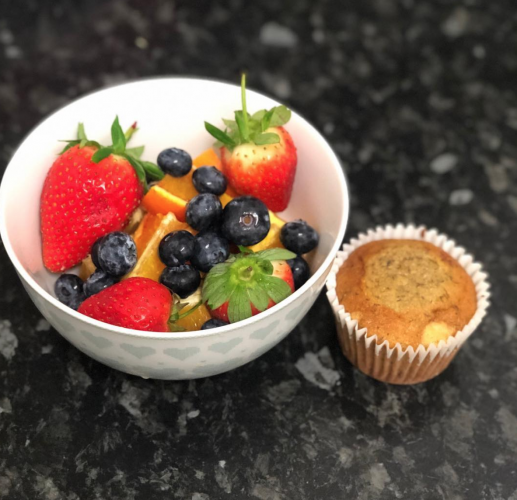 Muffins y fruta fresca