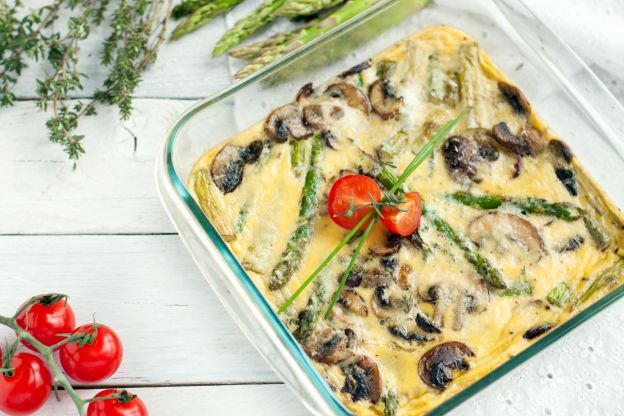 Tortilla al horno con espárragos y setas