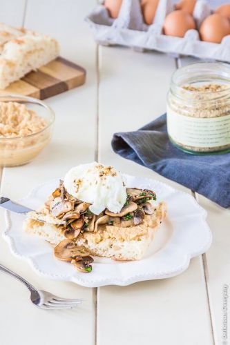 Huevos poché con hummus en tostada