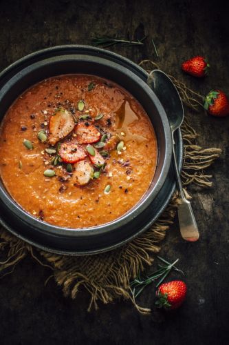 Sopa de fresa y pimientos rojos rostizados