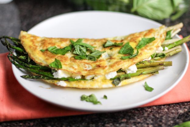 Tortilla de espárragos, queso de cabra y albahaca