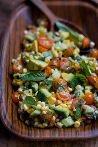 Ensalada de maíz, tomate, aguacate y albahaca