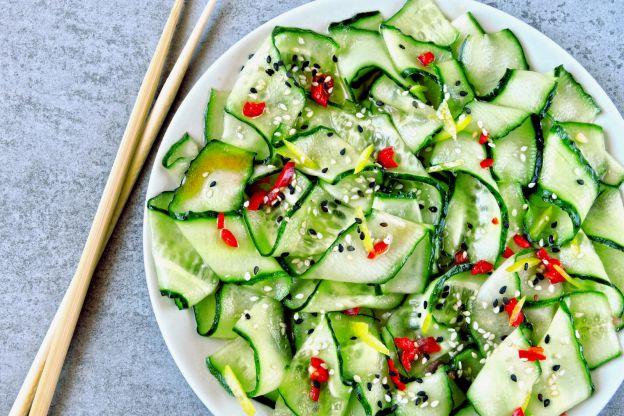 Ensalada de pepino picante al estilo asiático