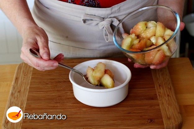 Echa la fruta en un recipiente