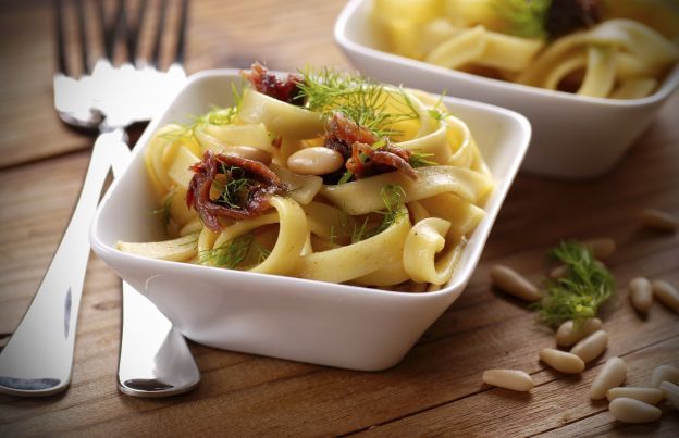 Pasta con anchoas y eneldo