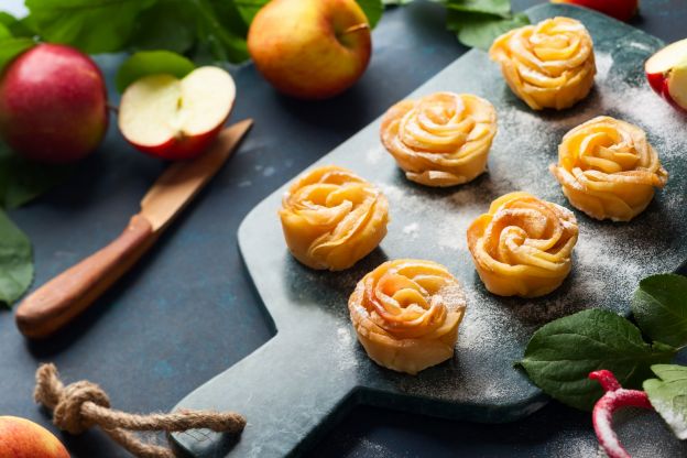 Tartitas de manzana en forma de rosa