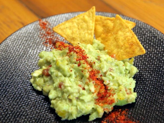 Guacamole con chips de maíz