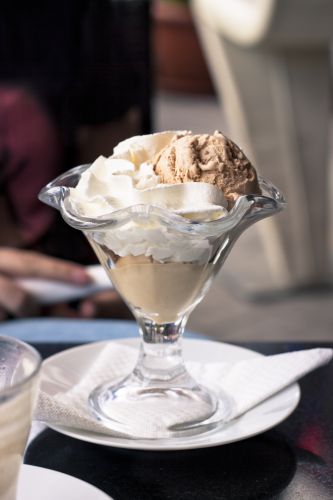 Helado con crema chantilly