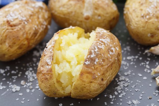 Patatas al horno con flor de sal y crema de cebollino