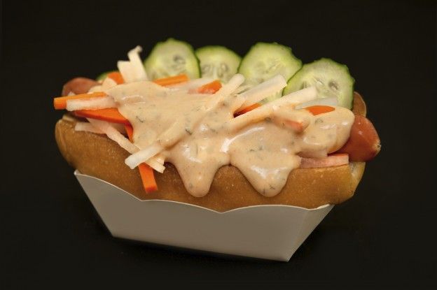 California dog: Zanahoria, pepino y salsa de Cheddar