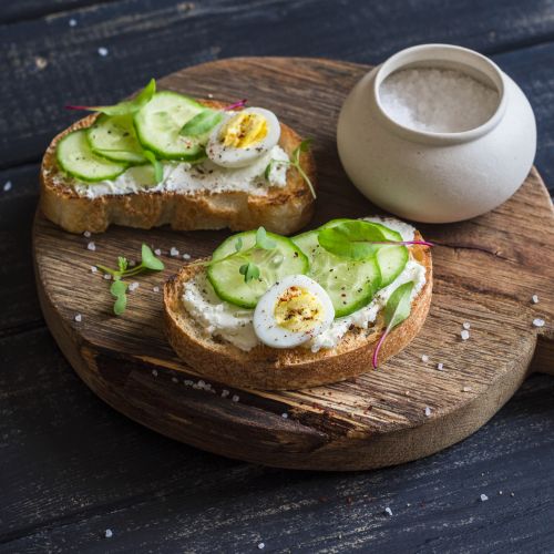 Tostadas de queso y pepino