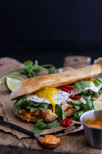 Sándwich de Mahi Mahi Banh Mi con mayonesa picante al curry y huevos fritos