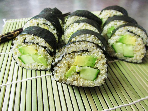 sushi saludable de quinoa con aguacate