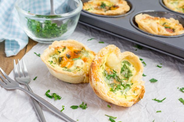 Mini quiches con pancetta, tomate y albahaca