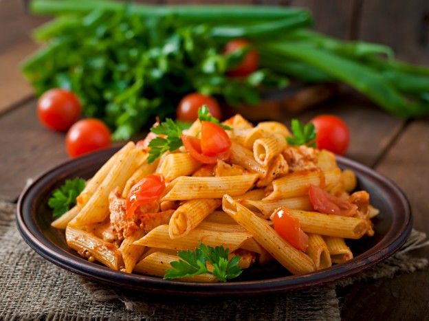 Macarrones con pollo y tomates