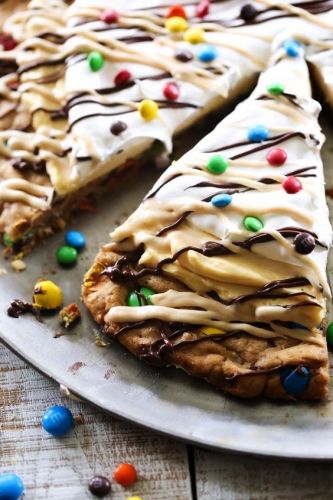 Pizza de cookie con M&M's