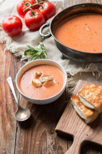 Sopa de tomate con sándwiches de queso 