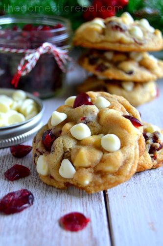 Galletas de chispas blancas y frutos del bosque