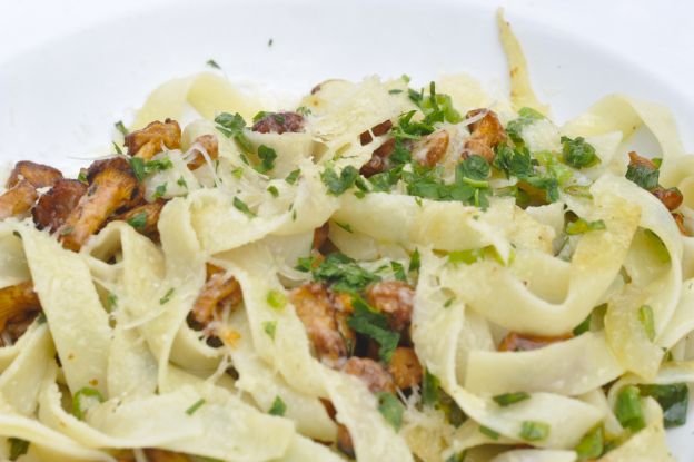 Papardelle con pesto de castañas y rebozuelos