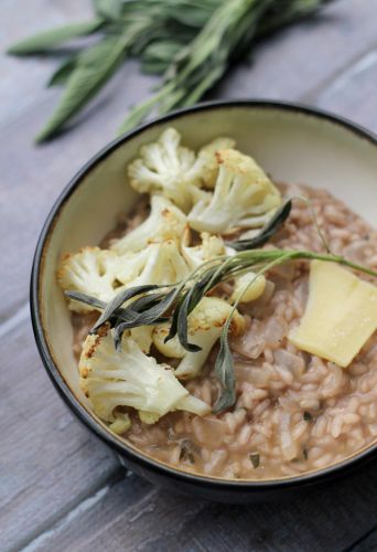 Risotto de coliflor rostizada, salvia y almendras