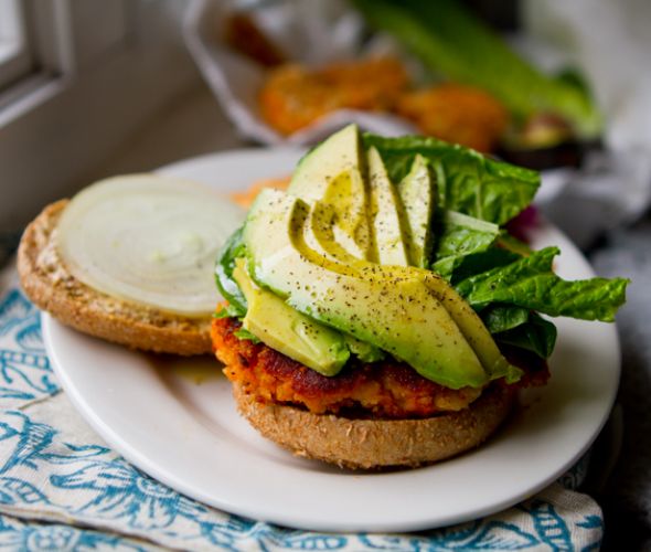 Hamburguesas de camote y aguacate