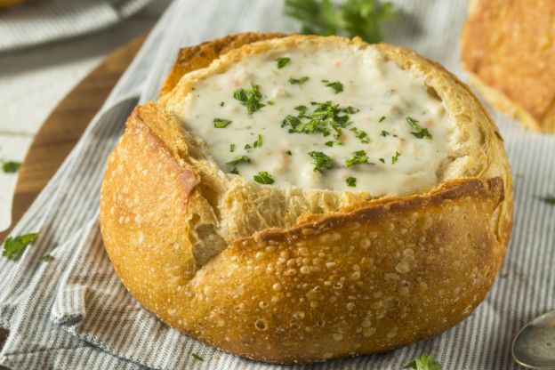 Sopa de almejas en un bol de pan