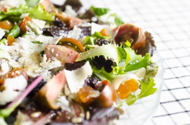 Ensalada de frutas secas y parmesano