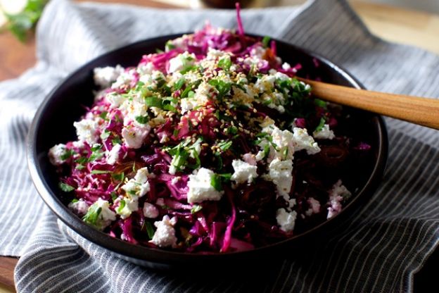 Ensalada de queso feta, repollo y dátiles