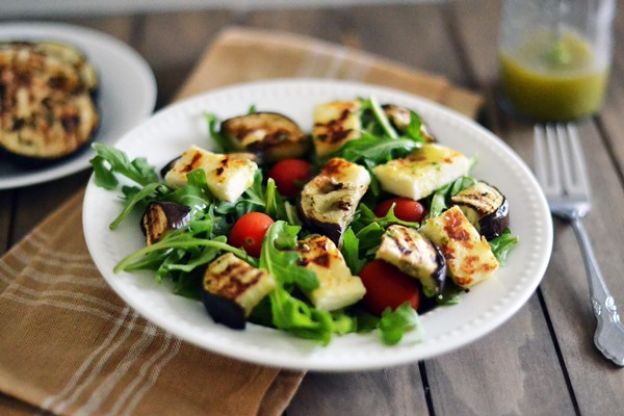 Ensalada de queso halloumi y berenjenas asadas