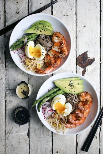 Ensalada de fideos Soba con camarones al ajo y salsa de miso (Japón)