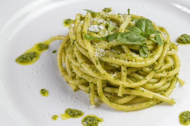 Espaguetis al pesto de pistachos