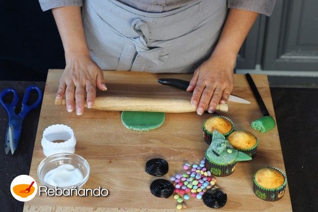 Estirar el fondant o mazapán verde