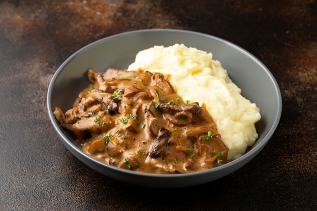 Carne stroganoff con puré de patatas