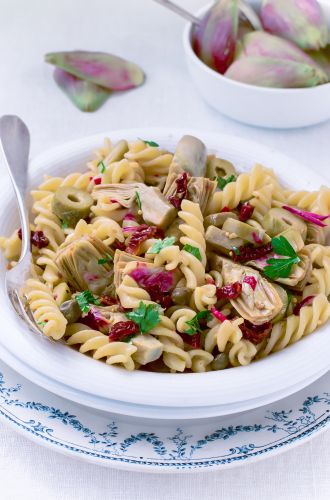 Ensalada de fusilli con alcachofa