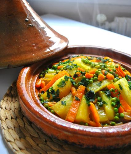 Tajín de zanahorias, guisantes y patatas