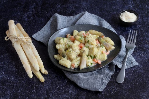 Gnocchi con crema de espárragos