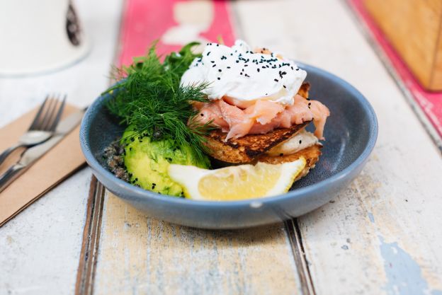 Huevos escalfados con salmón