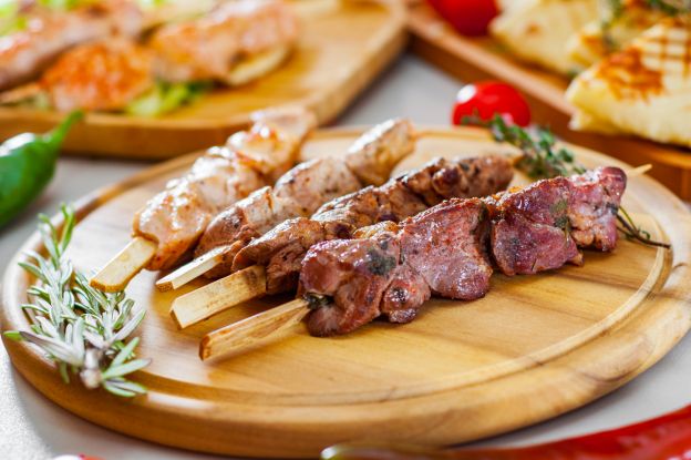 Brochetas estilo griego