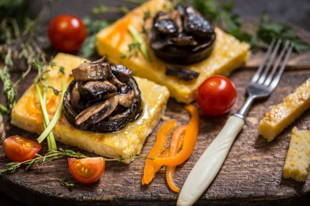 Polenta con champiñones fritos y berenjena