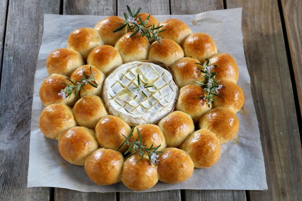 Corona de brioche con queso Camembert