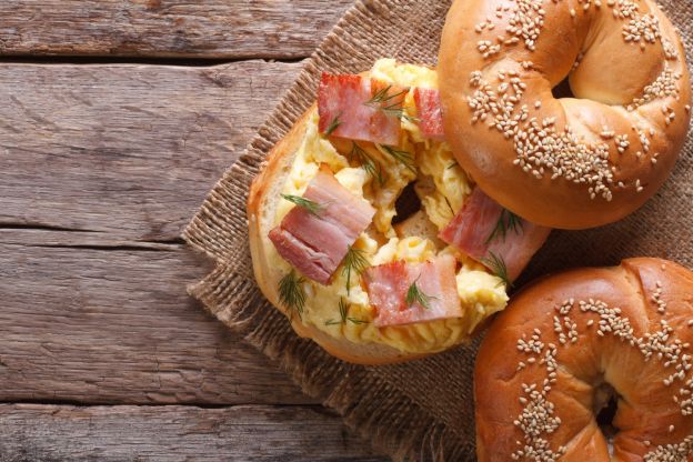 Bagel con huevo